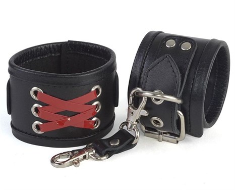 Кожаные наручники с декоративной лаковой шнуровкой - фото 328884