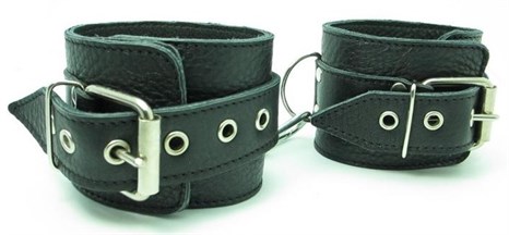 Черные кожаные наручники с пряжкой - фото 329576