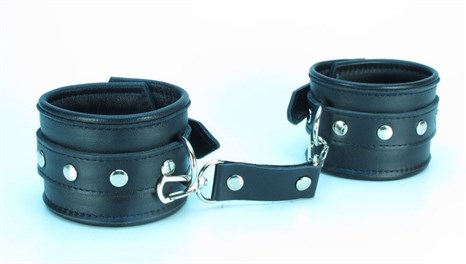 Черные кожаные наручники с металлическими клепками - фото 329953