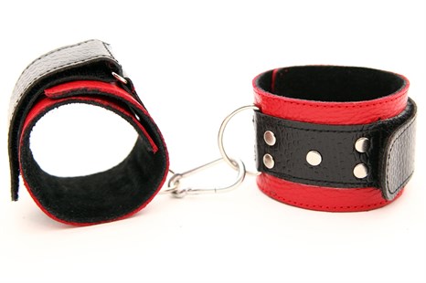 Красно-чёрные кожаные наручники - фото 330685