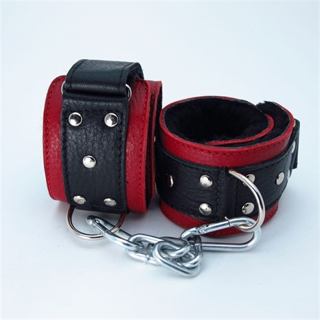 Красно-чёрные кожаные наручники с меховым подкладом - фото 331210