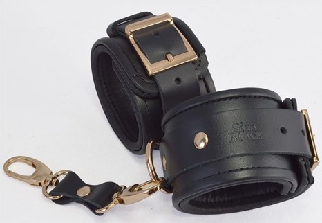 Черные кожаные наручники с золотистыми пряжками и карабином - фото 331296