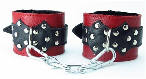 Красно-черные наручники c меховой подкладкой - фото 331604