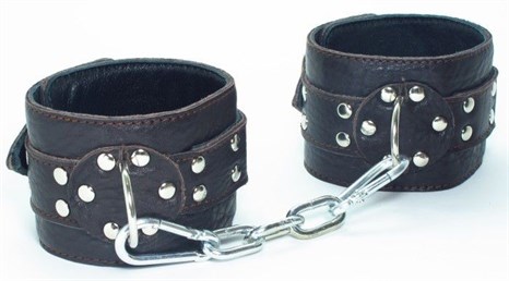 Коричневые кожаные наручники на металлической цепочке - фото 331696