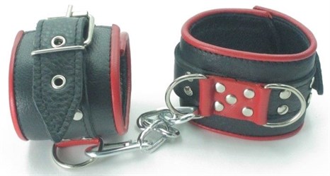 Широкие черные наручники с красным декором - фото 331806