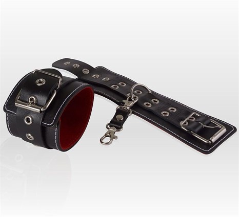 Чёрные кожаные наручники с контрастной строчкой и красной изнанкой - фото 332966
