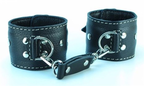 Чёрные кожаные наручники с крупной строчкой - фото 333169