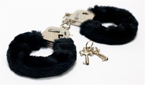 Меховые черные наручники с ключами - фото 384135