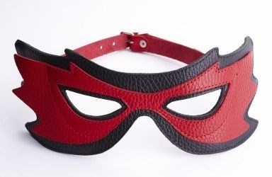 Красно-чёрная маска на глаза с разрезами - фото 391035