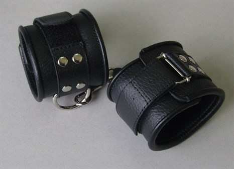 Чёрные кожаные наручники с ремешком с двумя карабинами - фото 391045