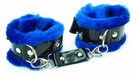 Синие меховые наручники с ремешками из лакированной кожи - фото 394278