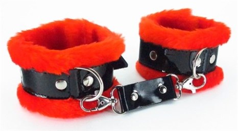 Красные меховые наручники с ремешками из лакированной кожи - фото 394422
