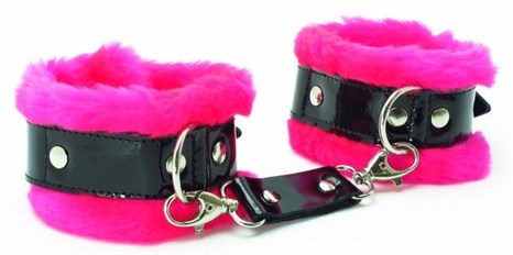 Розовые меховые наручники с ремешками из лакированной кожи - фото 394425