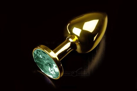 Маленькая золотистая анальная пробка с круглым кончиком и изумрудным кристаллом - 7 см. - фото 395942