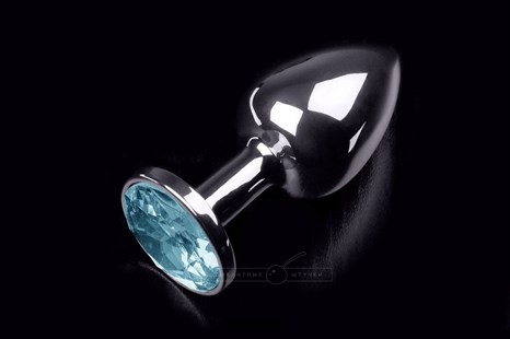 Маленькая серебристая анальная пробка с круглым кончиком и голубым кристаллом - 7 см. - фото 395963