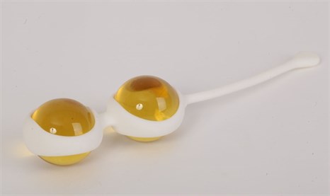 Желтые вагинальные шарики в силиконовой оболочке - фото 397595