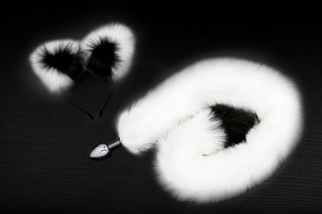 Серебристая анальная пробка с бело-черным хвостиком и ободком-ушками - фото 408920