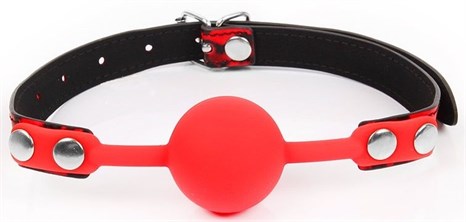 Красный кляп-шарик с черным регулируемым ремешком - фото 412376