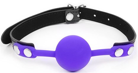 Фиолетовый кляп-шарик с черным ремешком - фото 412378