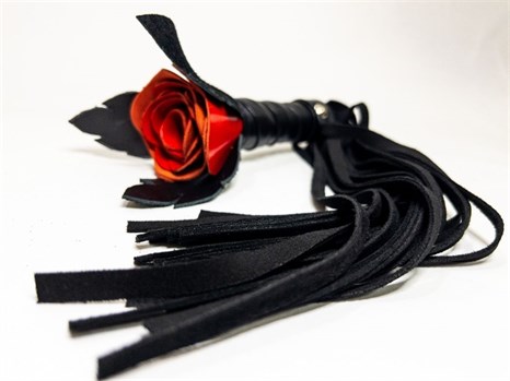 Черная замшевая плеть с красной лаковой розой в рукояти - 40 см. - фото 430610