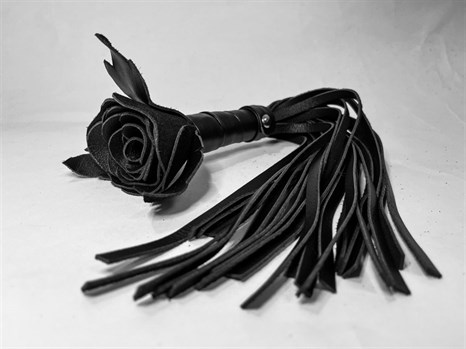 Черная кожаная плеть с розой в рукояти - 40 см. - фото 430626