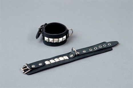 Чёрные кожаные наручники с металлическими квадропуклями - фото 441361