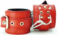 Красные кожаные наручники с клепками