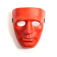 Красная маска из пластика